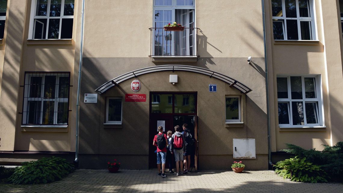 Do szkoły po ciemku, ze szkoły po zmroku. Jedni zaczynają lekcje o 6.30, inni kończą o 18.15 Do szkoły po ciemku, ze szkoły po zmroku. Jedni zaczynają lekcje o 6.30, inni kończą o 18.15