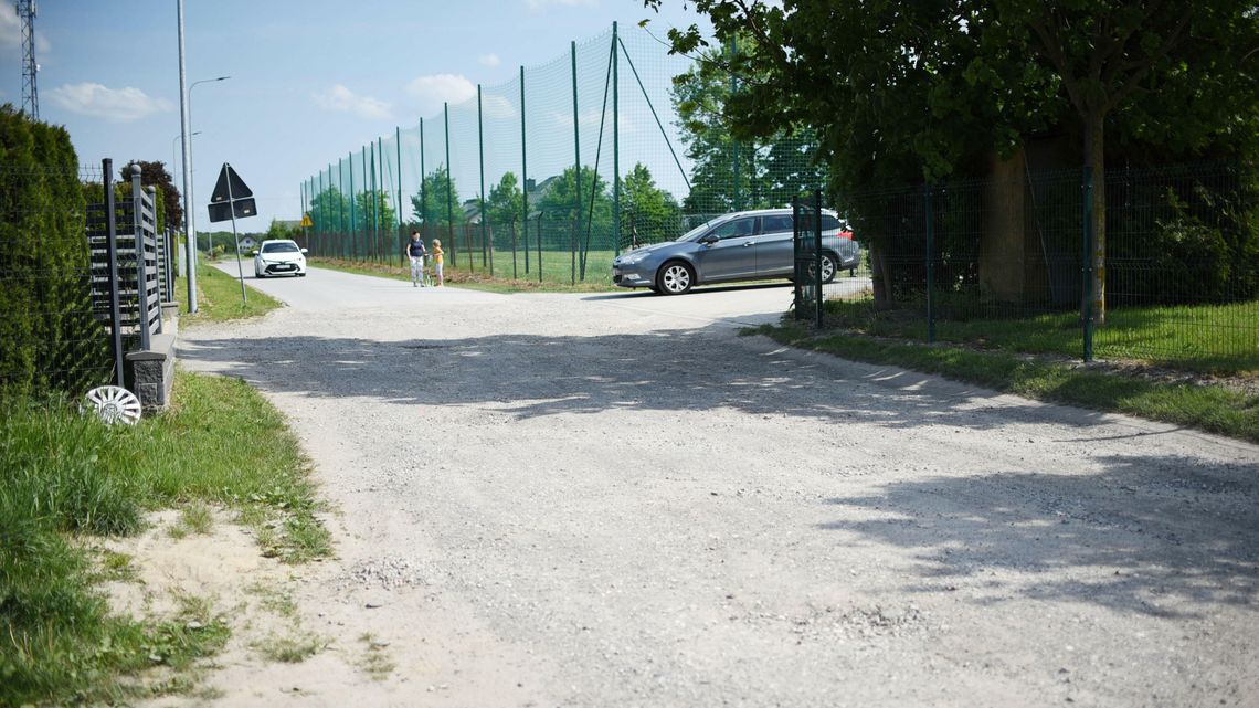 Do szkoły po wybojach. Mieszkańcy proszą o remont drogi