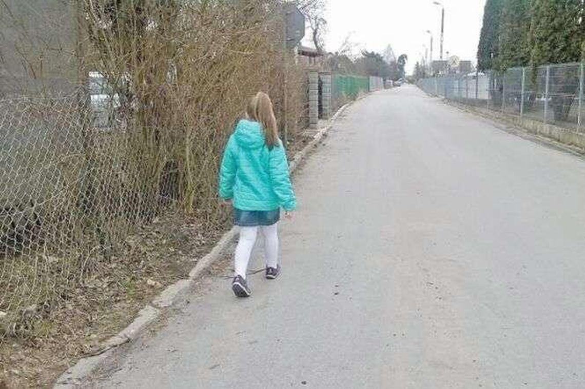 Do szkoły przez ruchliwą ulicę. Czytelnik apeluje o chodnik