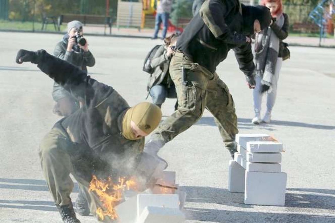 Do szkoły w mundurach. Ślubowanie uczniów z XIV LO w Lublinie (zdjęcia)