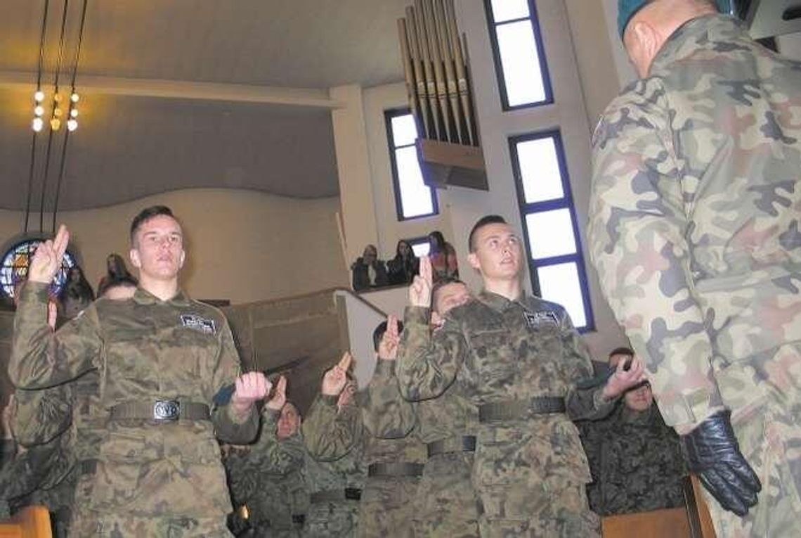 Do szkoły w mundurze. Uczą się strzelania i musztry "Nie chodzi o radykalizację poglądów"