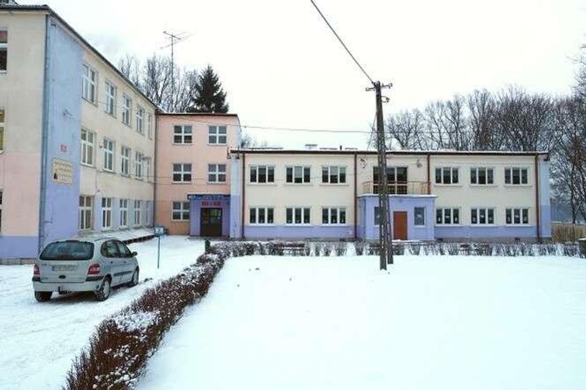 Do tej szkoły chodzi 380 dzieci. Gmina przegrała w sądzie ze spadkobierczynią