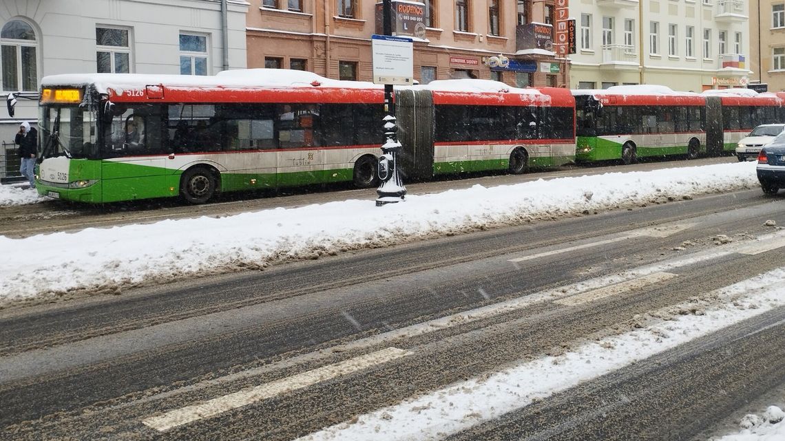 Doba odśnieżania Lublina kosztowała ogromne pieniądze. Autobusy zatłoczone i opóźnione