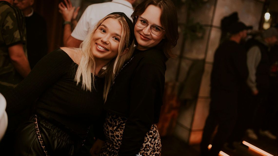 Dobra zabawa w klubokawiarni Ostro. Imprezę rozkręcał Dj Soina