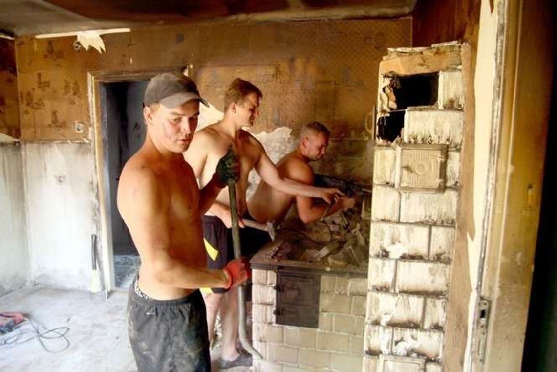 Dobytek ich całego życia poszedł z dymem. Możemy pomóc rodzinie Grądzielów Dobytek ich całego życia poszedł z dymem. Możemy pomóc rodzinie Grądzielów