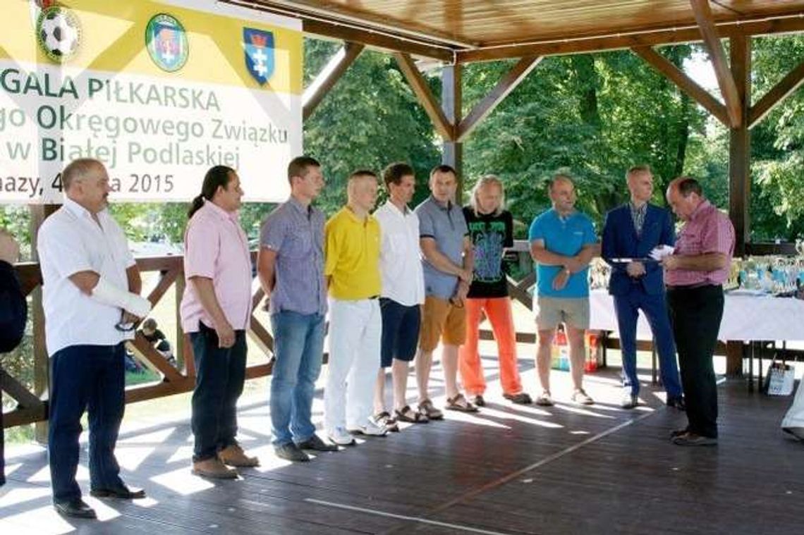 Docenili trud dla futbolu. Piłkarska gala w Łomazach Docenili trud dla futbolu. Piłkarska gala w Łomazach