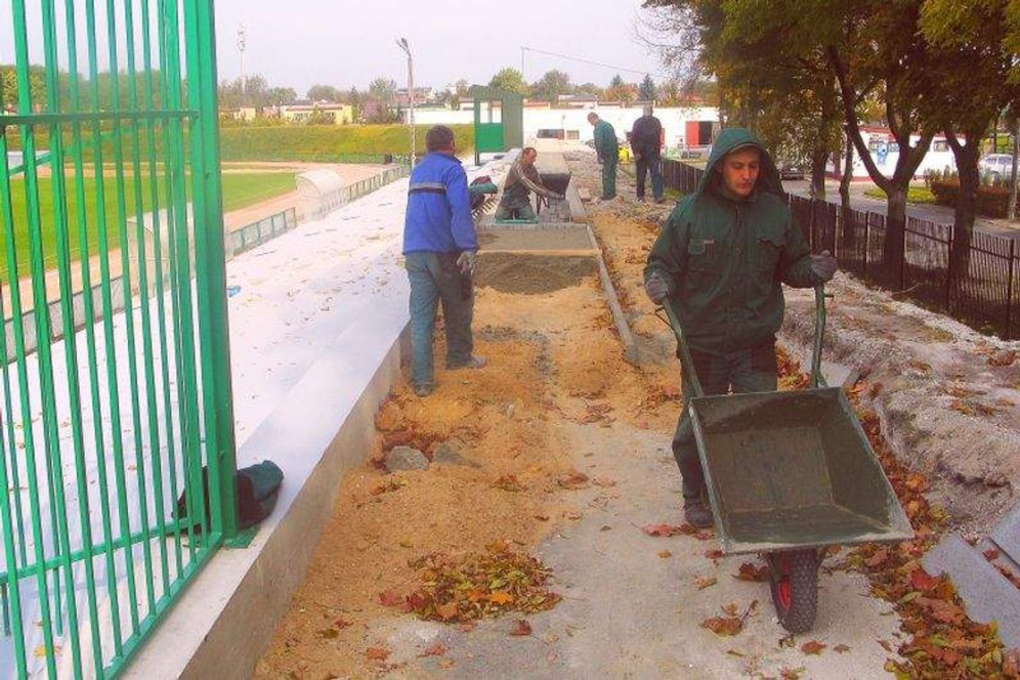 Dodatkowa trybuna na stadionie dla kibiców "Chełmianki