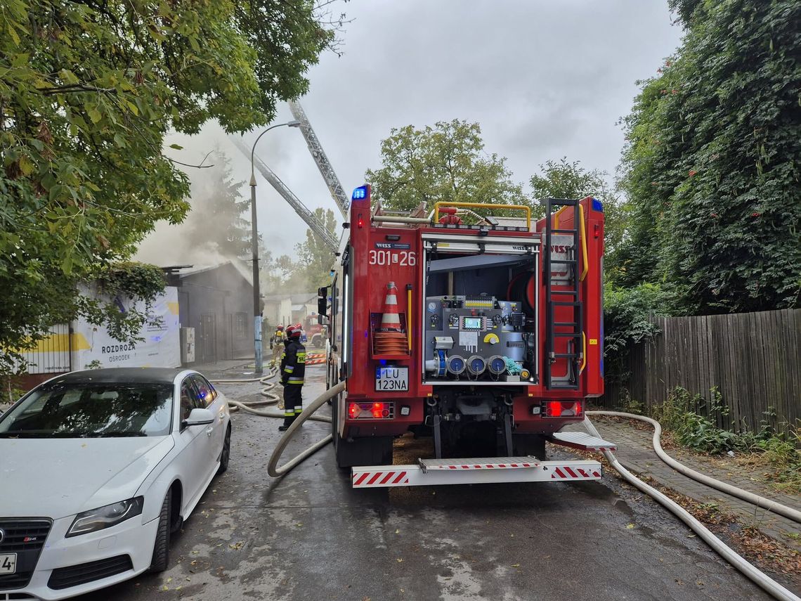 Dogaszanie pożaru warsztatu samochodowego. Z ogniem walczyło 13 zastępów strażaków Dogaszanie pożaru warsztatu samochodowego. Z ogniem walczyło 13 zastępów strażaków