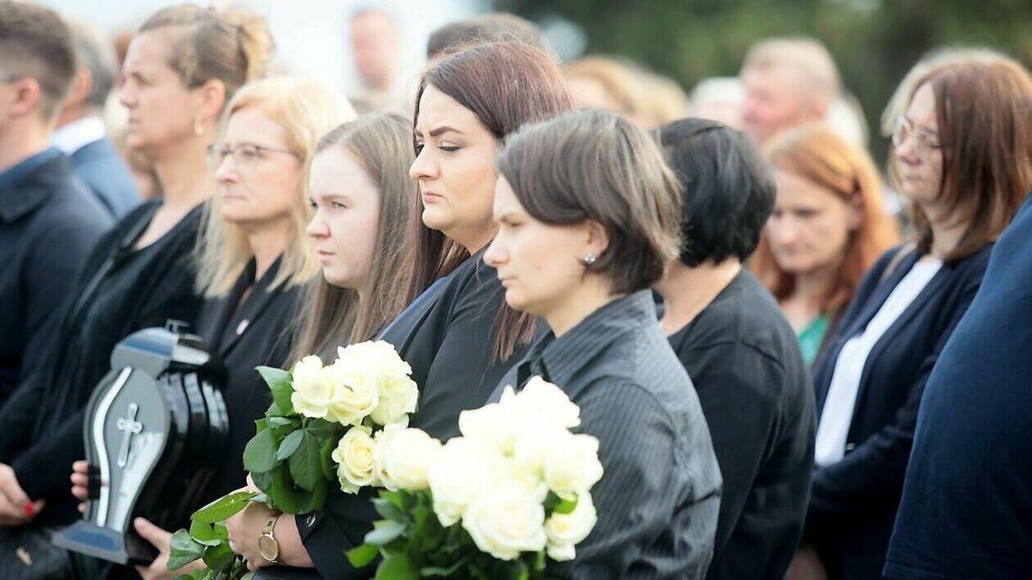 "Doglądaj nas tam na górze". Mieszkańcy gminy Firlej pożegnali swojego wójta