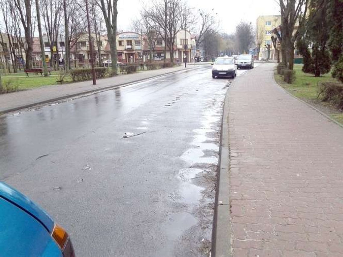 Dołki na niedawno przebudowanej ulicy. Jest jeszcze na gwarancji