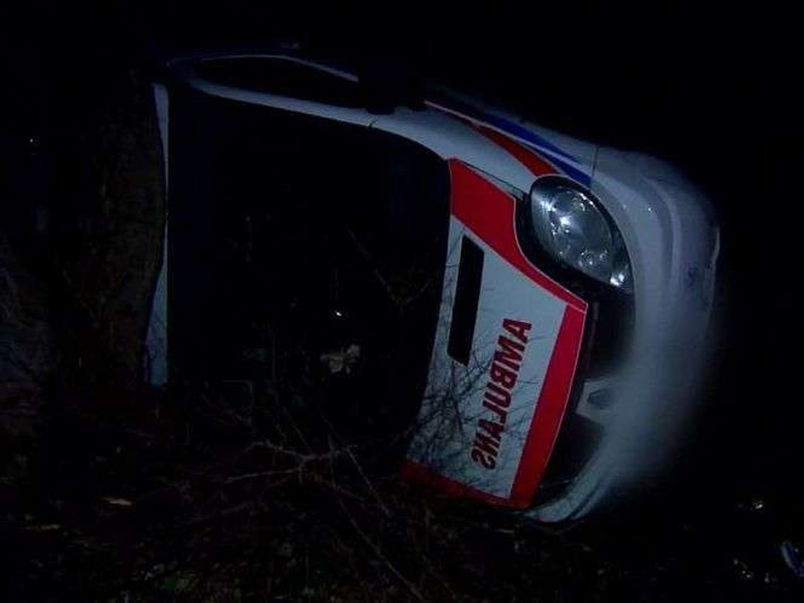 Dolny Śląsk: Karetka jadąca na sygnale wpadła do rowu