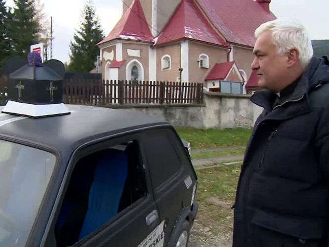Dolny Śląsk: Proboszcz jeździ specjalnym „maluchem” i pomaga duchowo