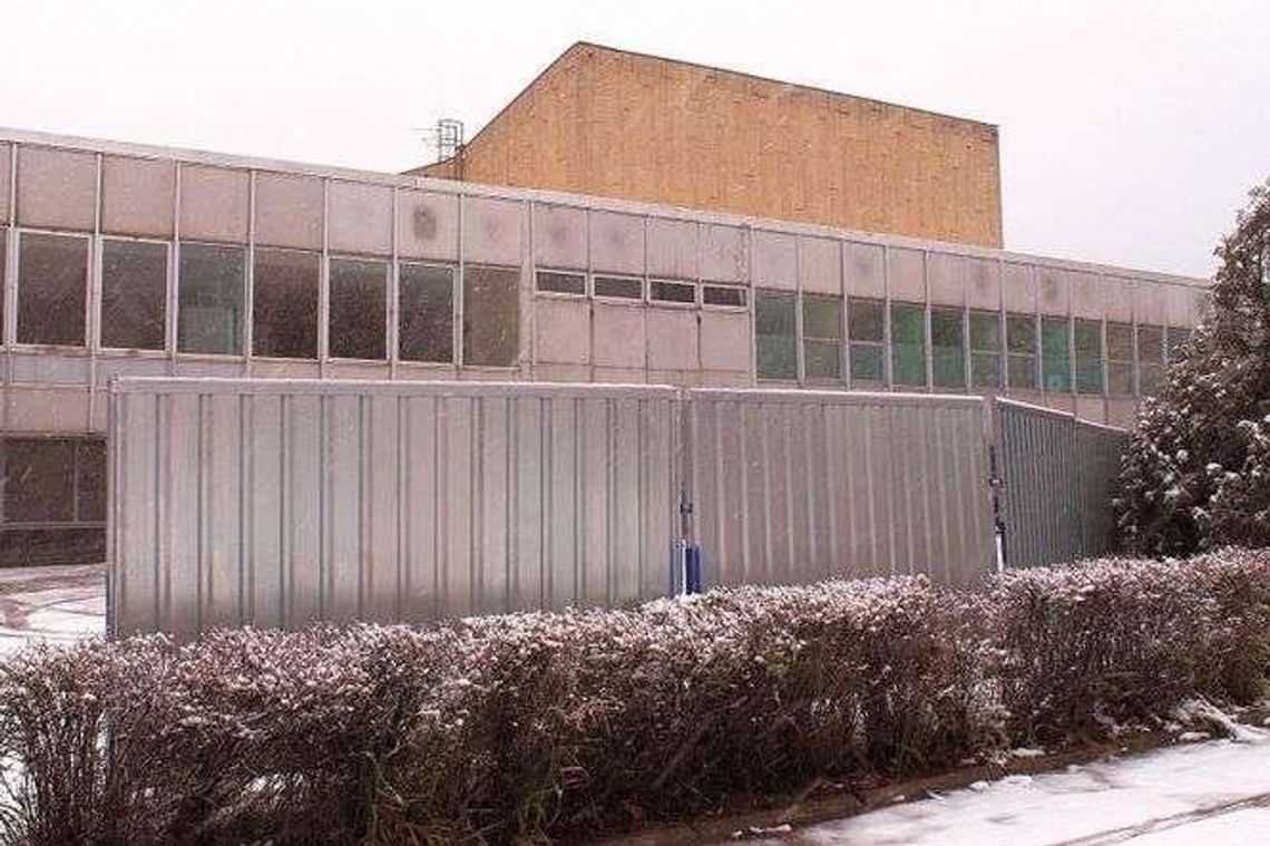 Dom Chemika już ogrodzony. Rusza przebudowa