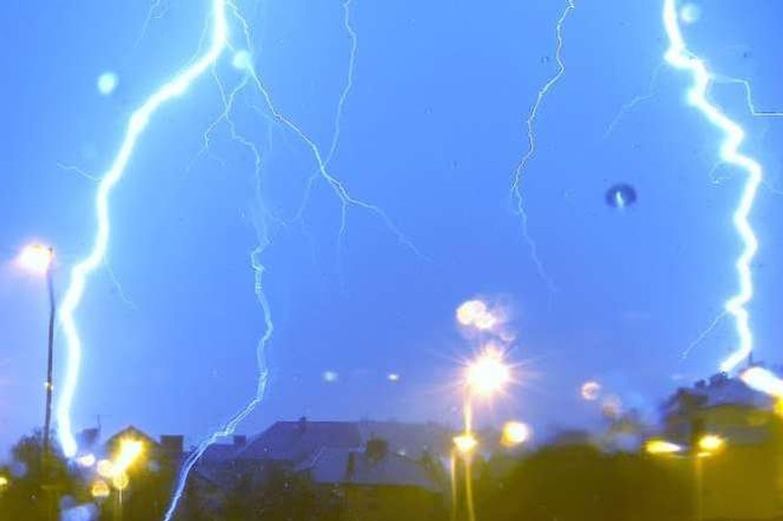 Dom pod Lublinem zapalił się od pioruna. Po burzy są też uszkodzone dachy