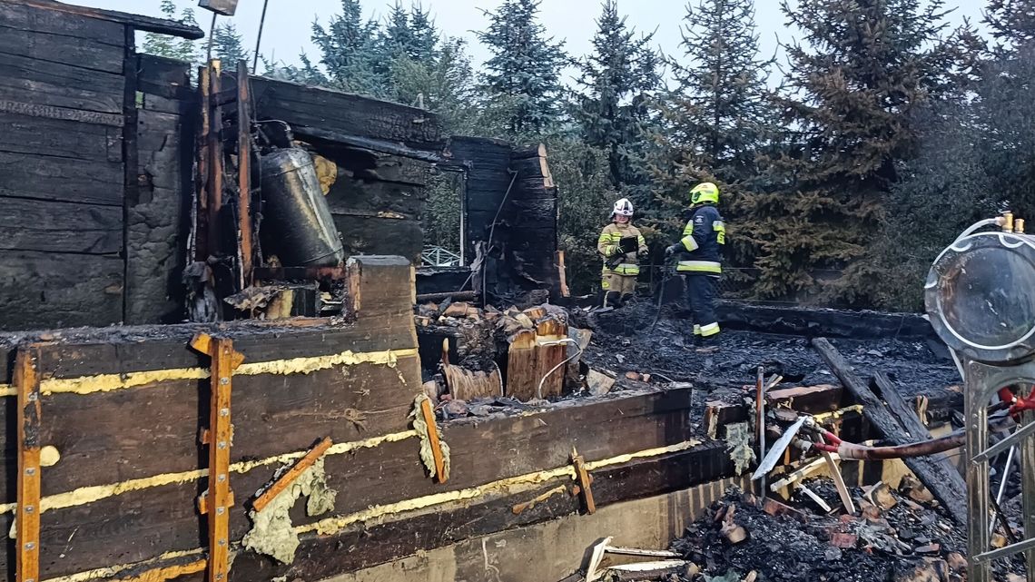 Dom spłonął doszczętnie. Ojciec i syn nie przeżyli Dom spłonął doszczętnie. Ojciec i syn nie przeżyli