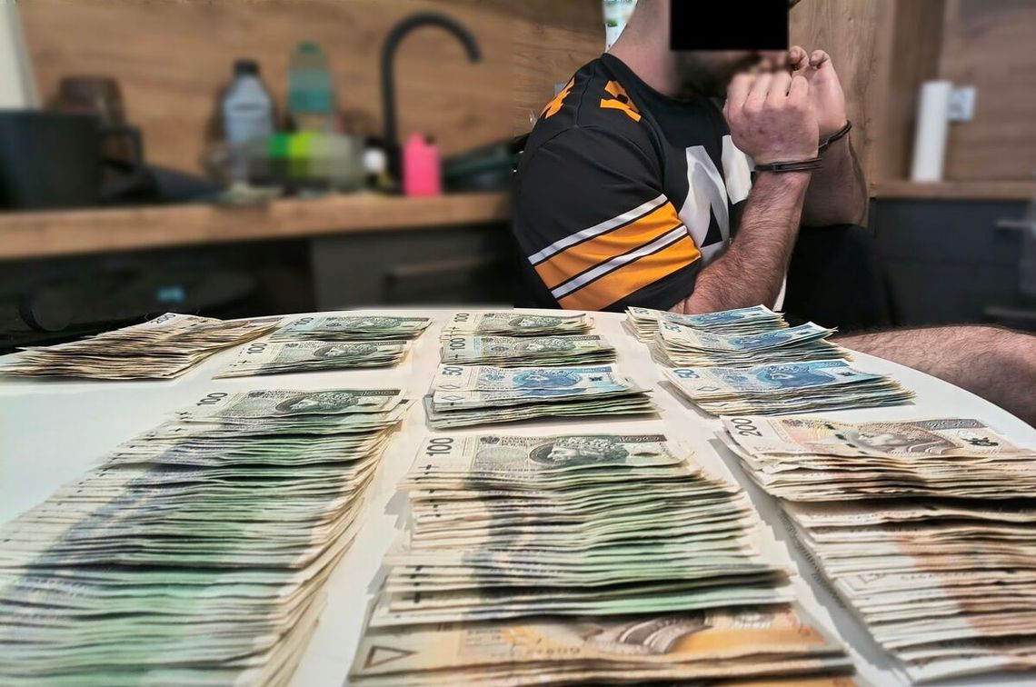 Domowa fabryka sterydów. Policja zabezpieczyła produkty warte około 5 mln zł