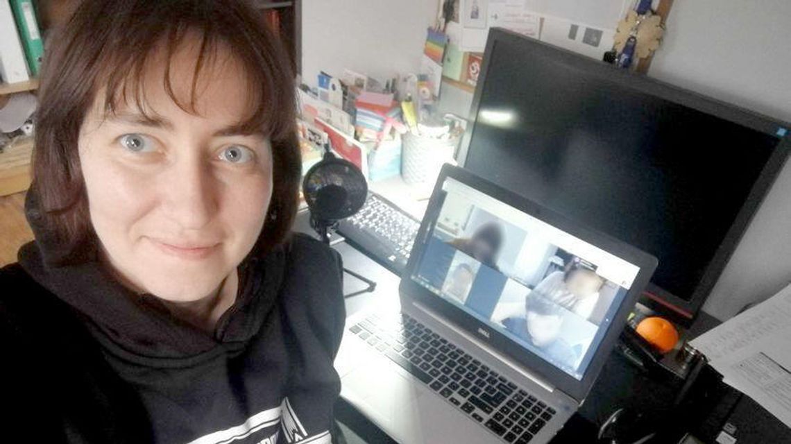 Domowe komplety. Nauka przez komputer jeszcze z potknięciami