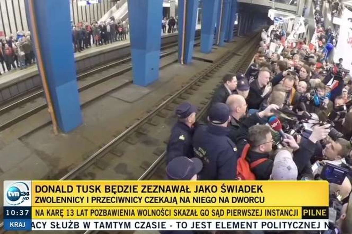 Donald Tusk w Warszawie. Tłumy na dworcu (zdjęcia)