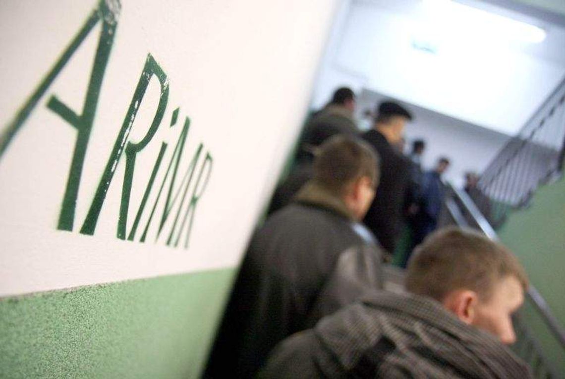 Dopłaty dla rolników. Kolejki w biurze ARiMR w Elizówce