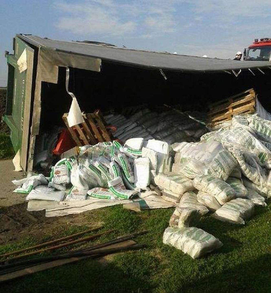 Dorohucza: Ciężarówka przewróciła się na bok