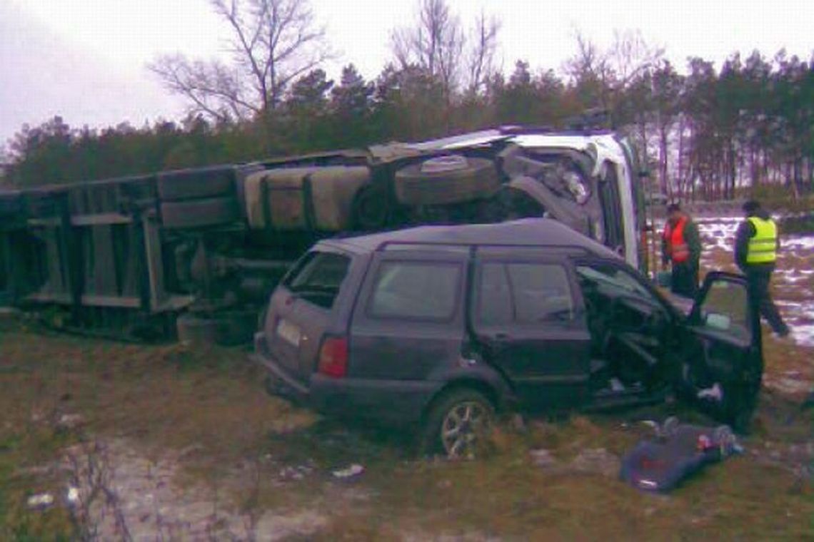 Dorohucza: Zderzenie golfa i ciężarówki. Dwie osoby ranne