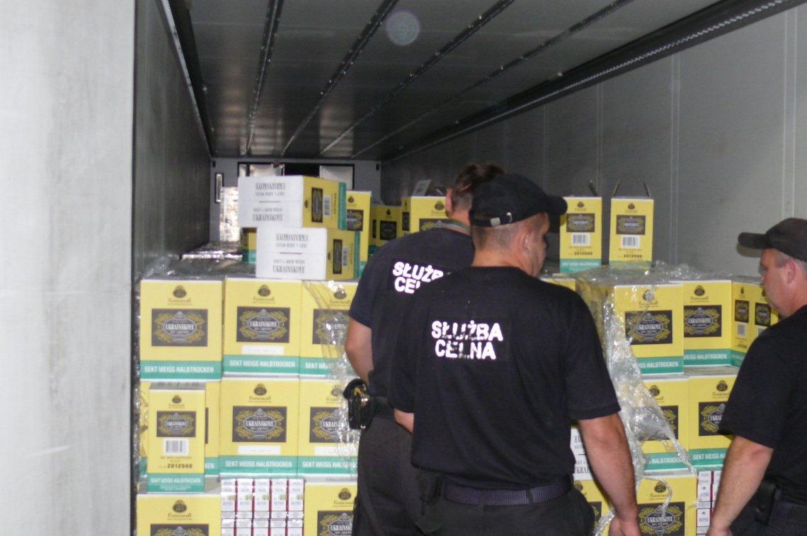 Dorohusk: 30 tys. paczek papierosów ukrytych w winie