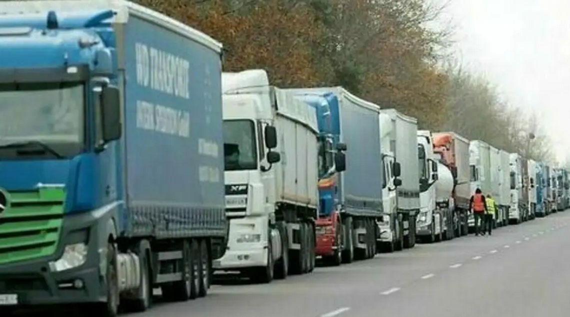 Dorohusk: Gargantuiczna kolejka tirów do przejścia z Ukrainą