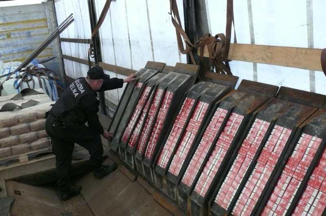 Dorohusk: Kierowca ciężarówki ukrył pod podłogą 5 tys. papierosów
