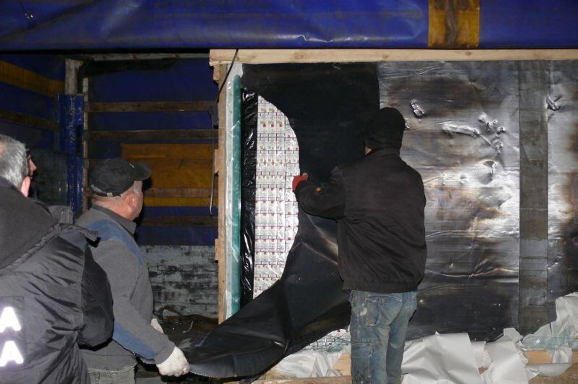 Dorohusk: W transporcie szkła przemycane papierosy warte 1,2 mln zł (zdjęcia)
