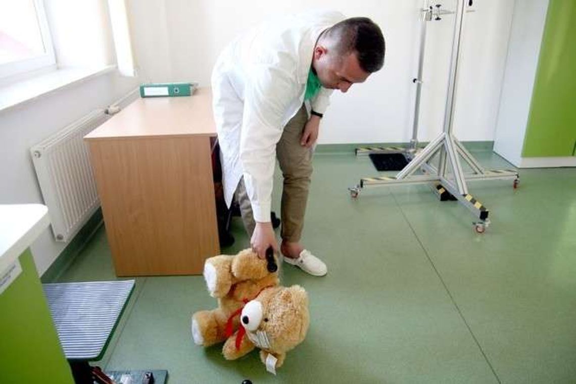 Dorośli w pracy bawią się zabawkami. W Lublinie działa laboratorium badania zabawek