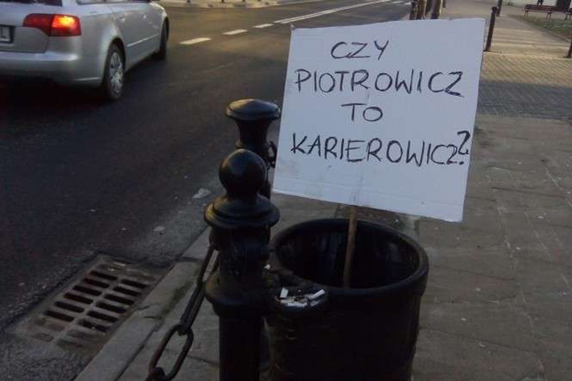 "Dość janosikowania...", "Czy Piotrowicz to karierowicz?". Tablice z hasłami na ulicach