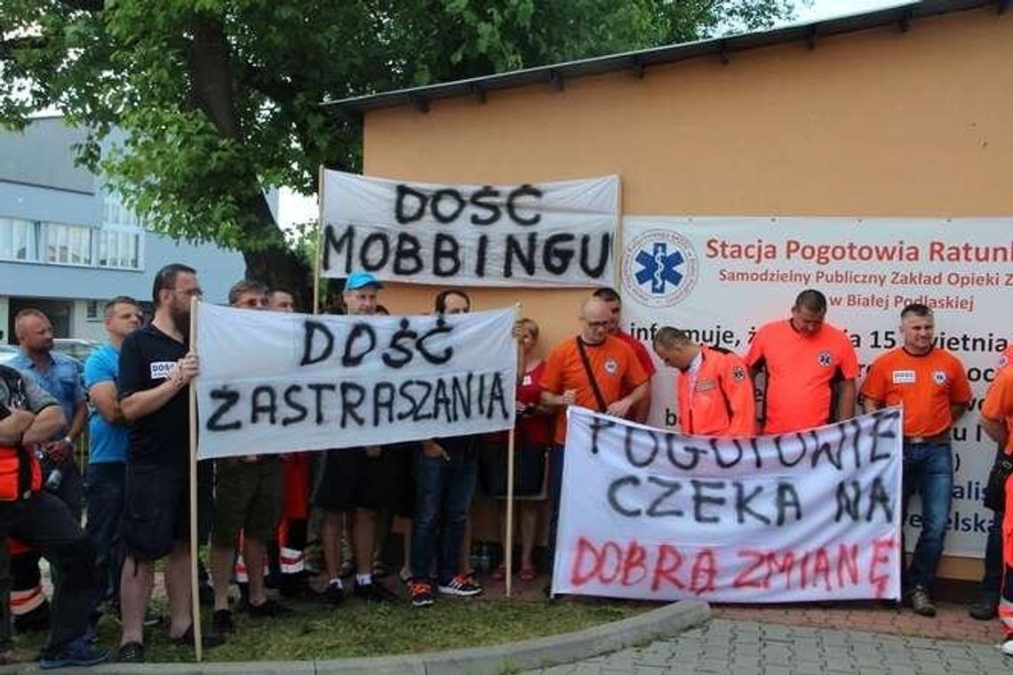 "Dość mobbingu", "Dość zastraszania". Ratownicy z pogotowia wyszli na ulicę