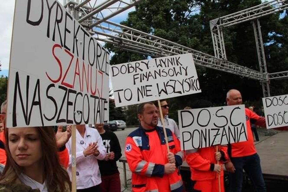"Dość mobbingu". Ratownicy z pogotowia zorganizowali Marsz Godności (zdjęcia) 