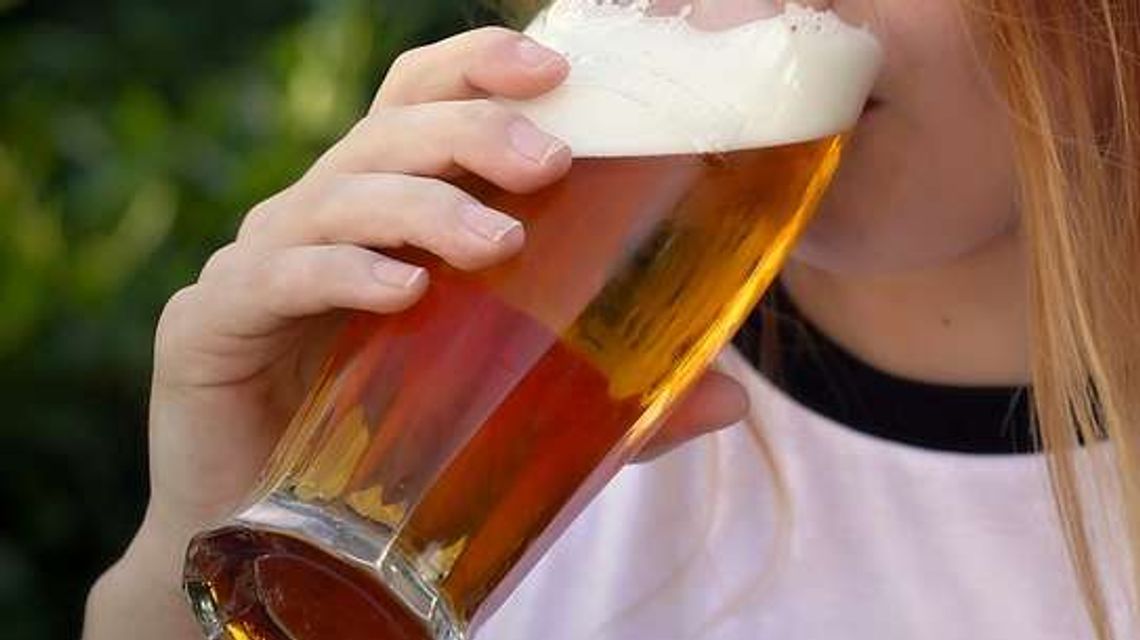 Dosiadła się do niego kobieta, kupił jej piwo, wyszli na zewnątrz. Tego się nie spodziewał