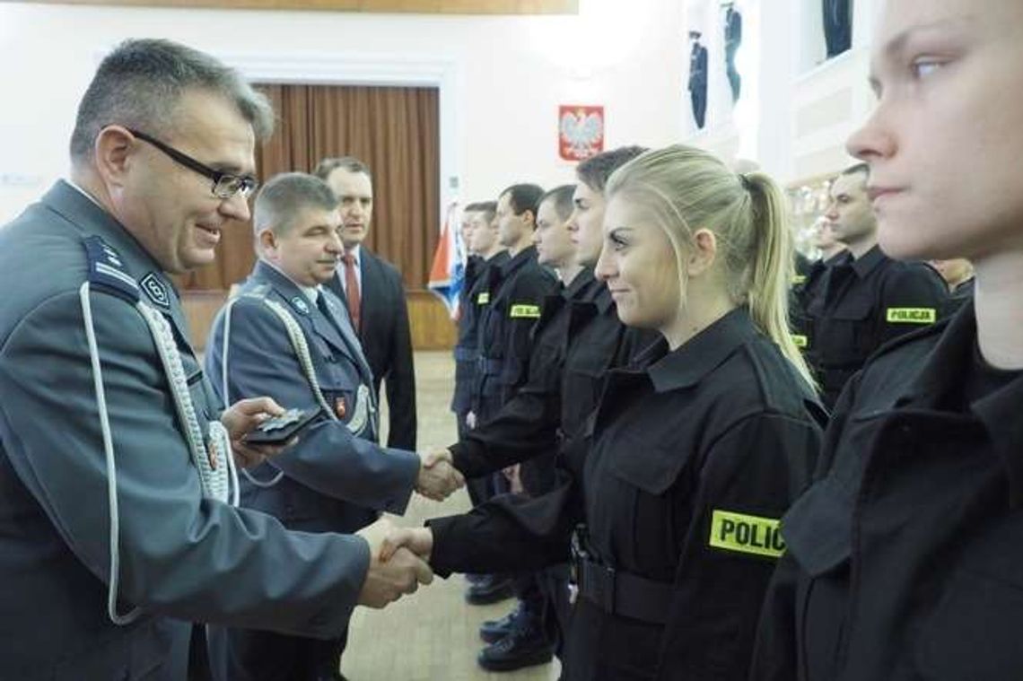 Dostali legitymacje i nagrody. Wśród nowych policjantów pływacki medalista (zdjęcia) Dostali legitymacje i nagrody. Wśród nowych policjantów pływacki medalista (zdjęcia)