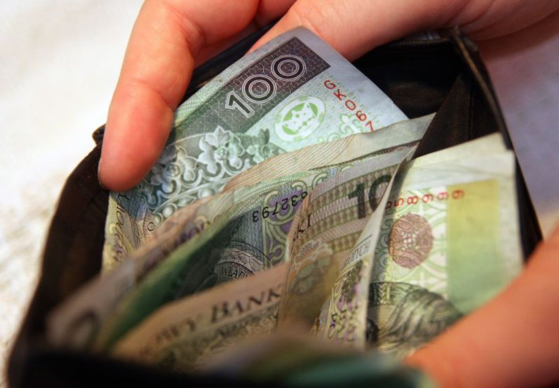 Dostali po tysiąc złotych socjalnego, ale musieli je podarować szkole. Na wypłaty