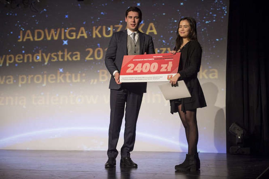 Dostali stypendia od prezydenta. Wokalistka chce wystąpić w programie "talent-show"