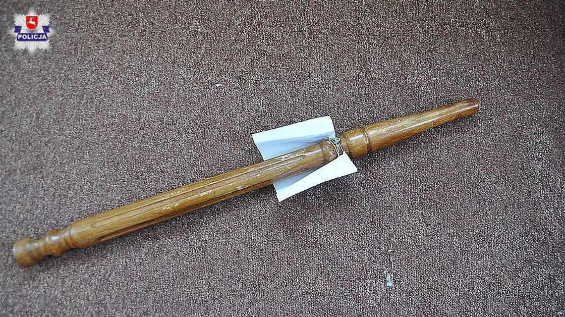 Dostawca pizzy nie będzie miło wspominał tego zamówienia. Klient wyjął drewnianą pałkę