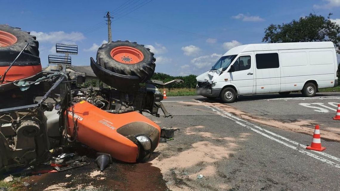 Dostawczak rozbity, ciągnik leży na boku, jedna osoba w szpitalu Dostawczak rozbity, ciągnik leży na boku, jedna osoba w szpitalu