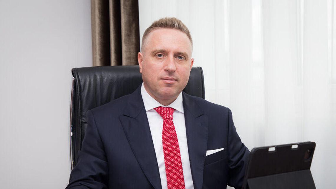 Dotacja na boisko oddana, a szwagier z zarzutami dyrektorem. Mieszkańcy mają żal do wójta