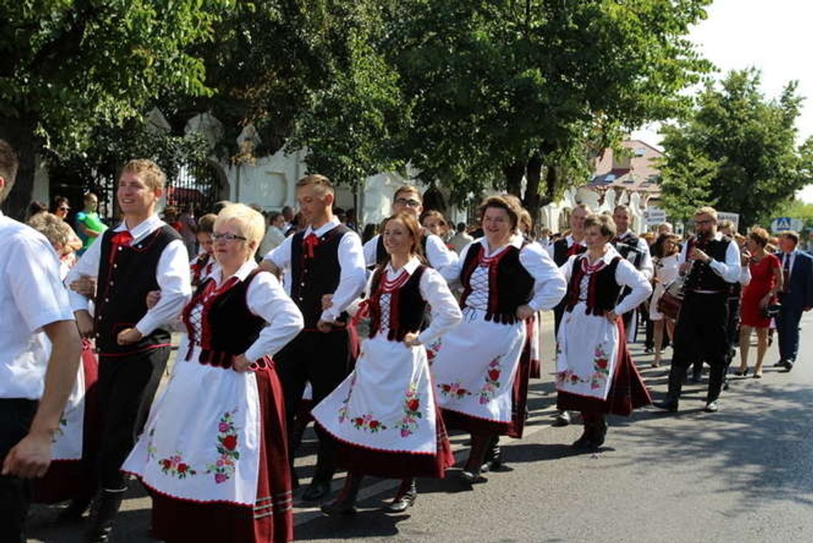 Dożynki powiatu lubartowskiego z zespołem Bracia (zdjęcia)