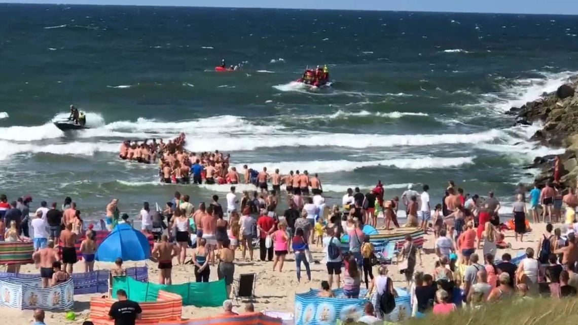 Dramat w Darłówku nad Bałtykiem. Fala porwała trójkę dzieci, znaleziono tylko chłopca [wideo]