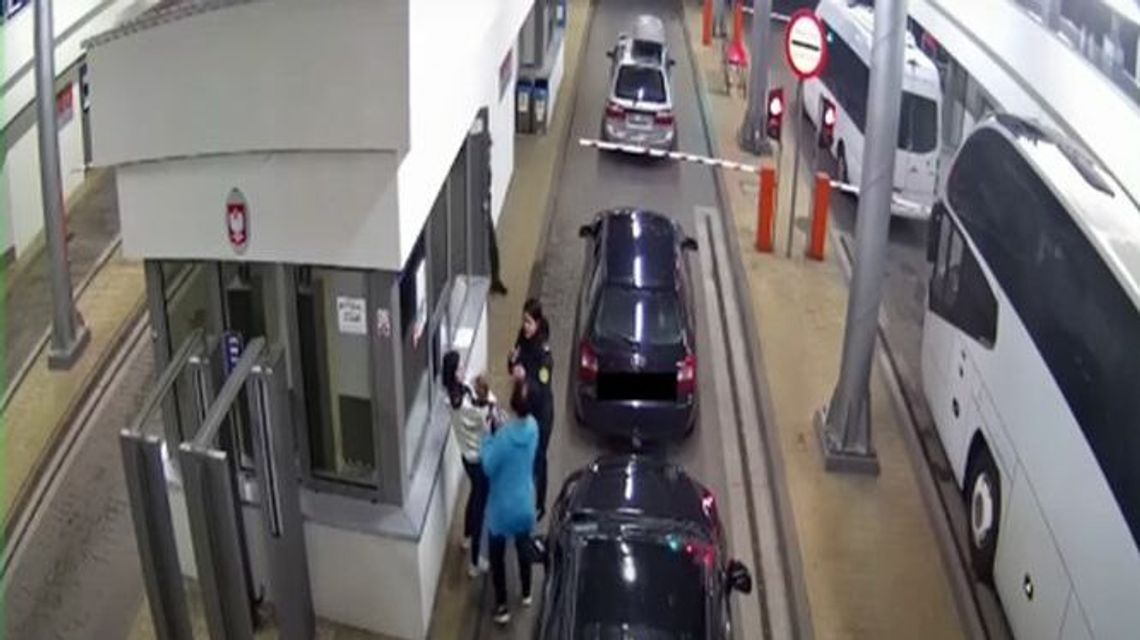 Dramatyczna akcja na przejściu granicznym. Zrozpaczona matka i niemowlę. Wideo