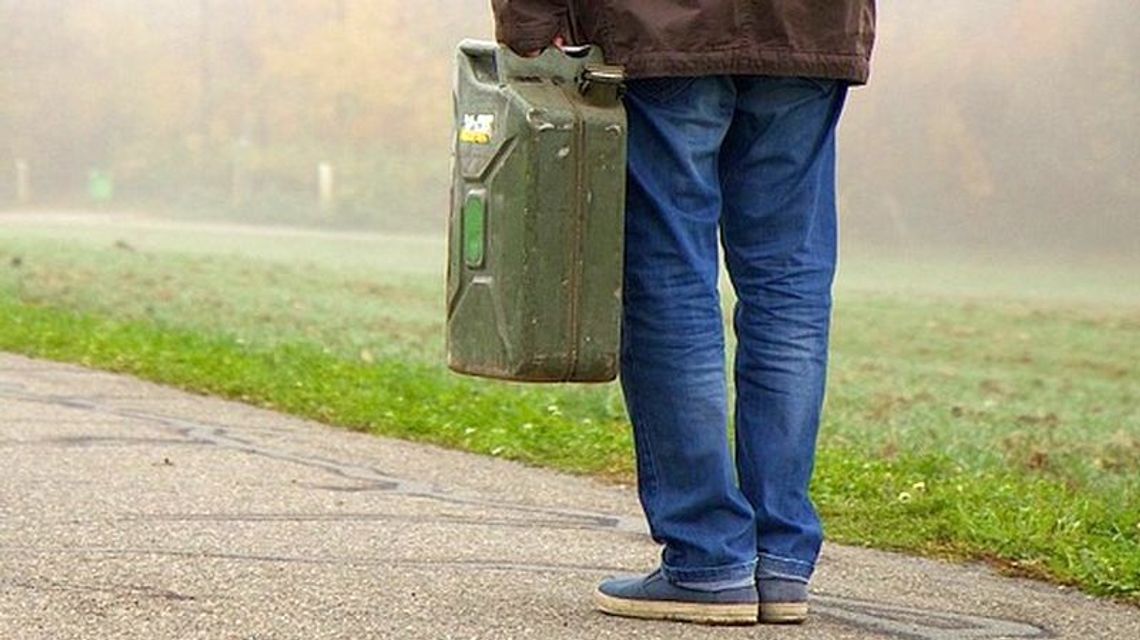 Dramatyczna akcja nad Zalewem Zemborzyckim. Mężczyzna oblał się benzyną i chwycił zapalniczkę