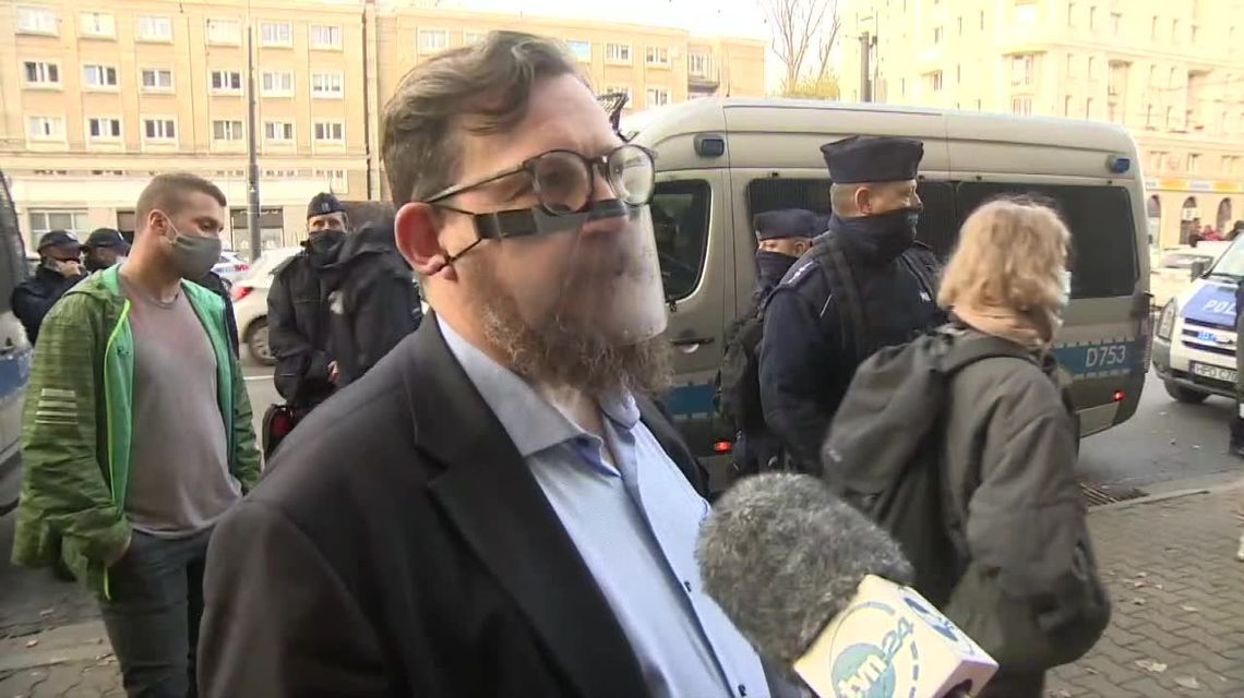 "Drastyczne sceny bicia młodych ludzi". Policja zatrzymała kilka osób, które protestowały przed sądem "Drastyczne sceny bicia młodych ludzi". Policja zatrzymała kilka osób, które protestowały przed sądem