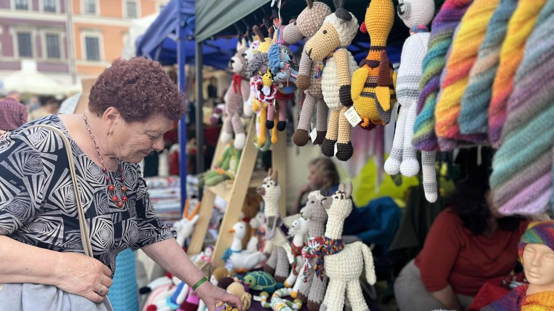 Drewniane ptaszki, święte obrazki, dziergane przytulanki. Jarmark Hetmański 2025 pełen rękodzieła