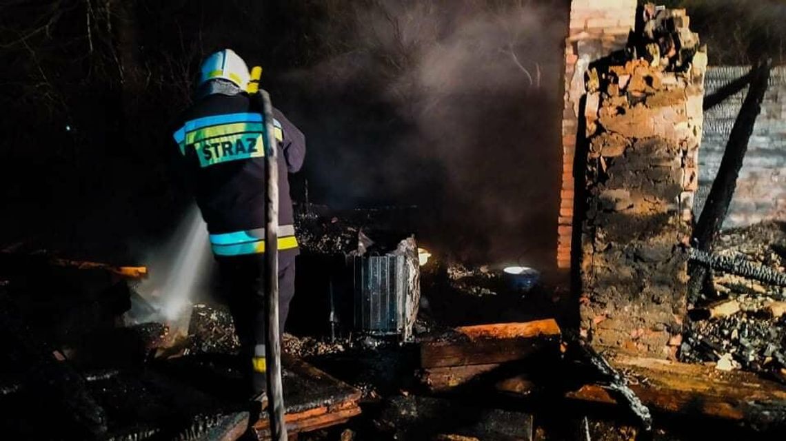 Drewniany budynek mieszkalny cały zajął się ogniem. W środku znaleziono zwłoki mężczyzny Drewniany budynek mieszkalny cały zajął się ogniem. W środku znaleziono zwłoki mężczyzny