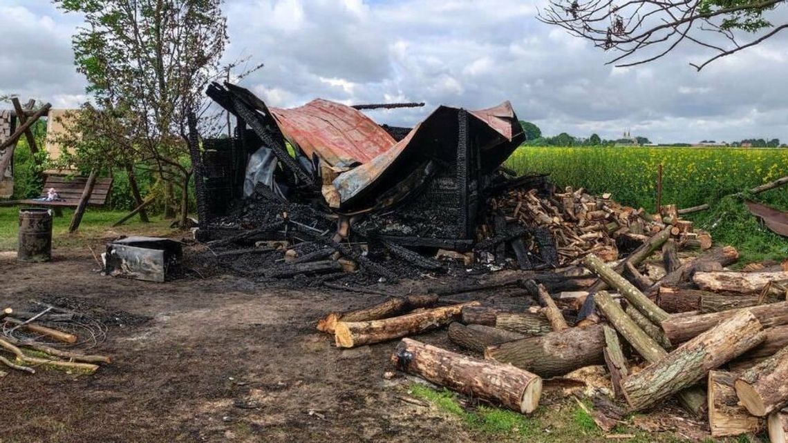 Drewniany spichlerz stanął w ogniu. W środku znaleziono ciało