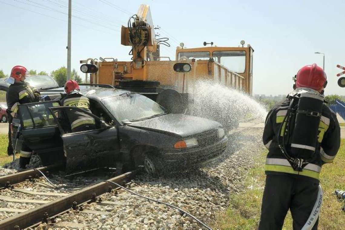 Drezyna uderzyła w samochód na torach. Na szczęście to symulacja (wideo, zdjęcia)