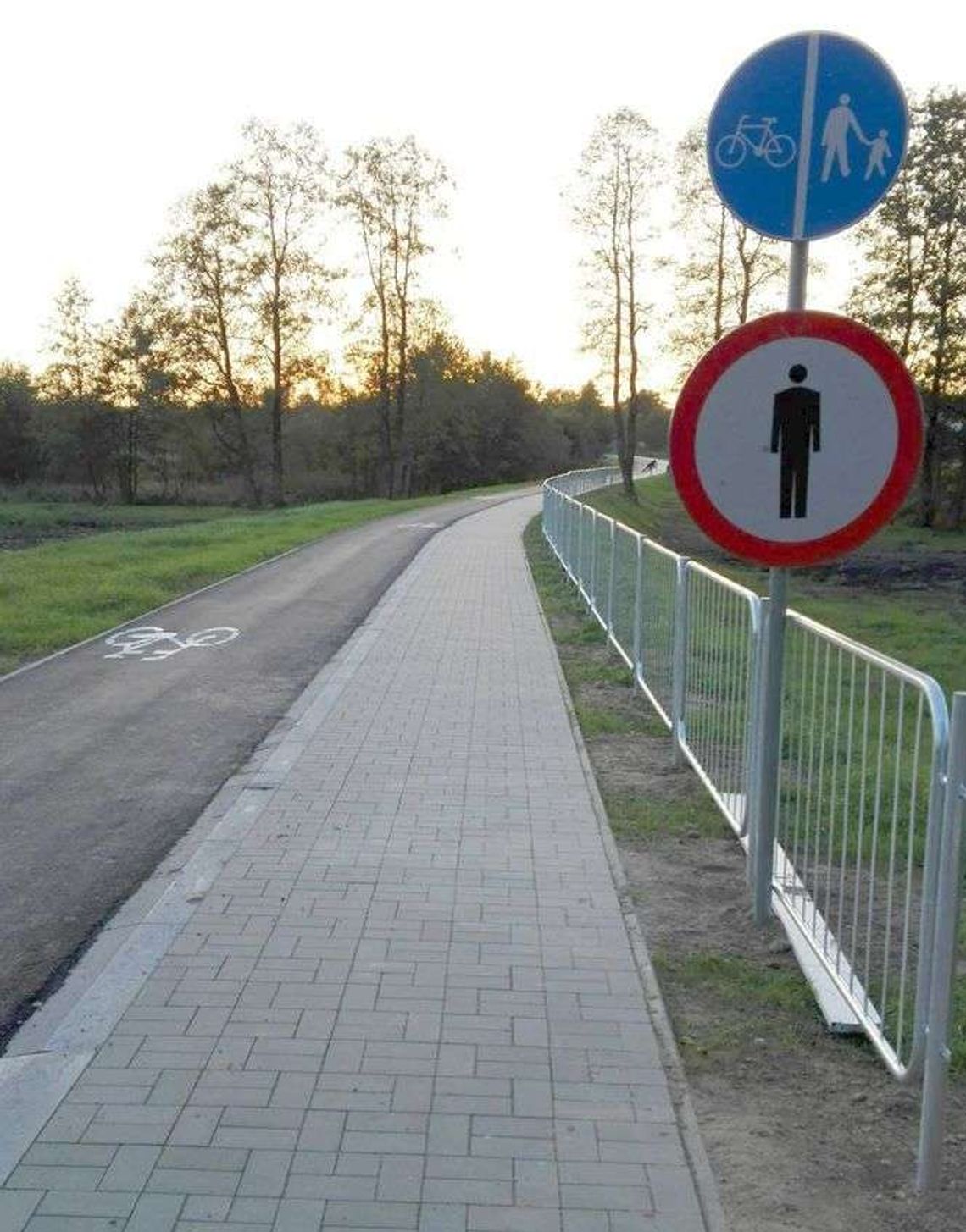 Droga dla pieszych z... zakazem ruchu pieszego. Sprzeczne znaki w Lublinie Droga dla pieszych z... zakazem ruchu pieszego. Sprzeczne znaki w Lublinie